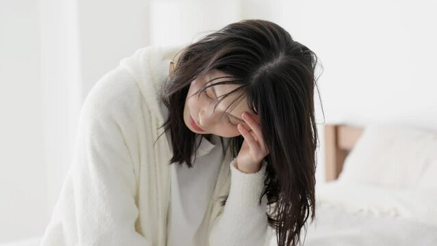 体調不良でだるい女性
