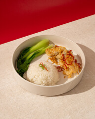 rice served with flour gourami fish with garlic seasoning