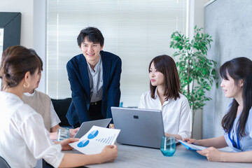 Fototapeta premium ベンチャー企業で働くビジネスパーソン