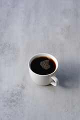 淹れたてのフレッシュで香りのよいコーヒーが入ったコーヒーカップ
