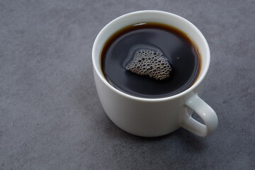 淹れたてのコーヒーが入ったコーヒーカップ