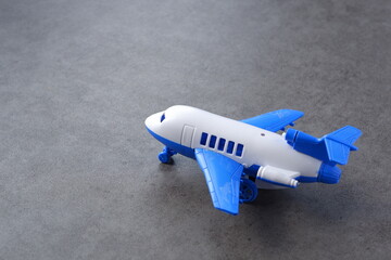 離陸を待つ飛行機の模型で、旅行のイメージ