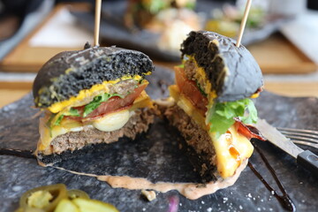 hamburger cheese beef meal bread sandwich cheeseburger bun snack restaurant lunch lettuce fast food