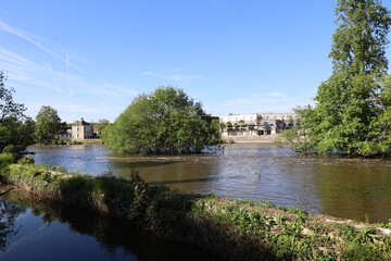 La rivière la Creuse, ville de Le Blanc, département de l'Indre, France