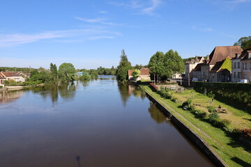 La rivi&egrave;re la Creuse, ville de Le Blanc, d&eacute;partement de l'Indre, France