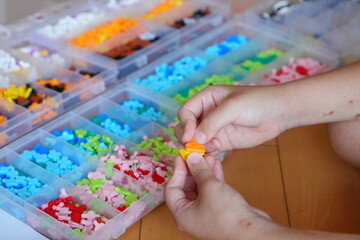 ブロック遊びをしている小学4年生の女の子の手元。