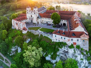 Opactwo Benedyktynów w Tyńcu o wschodzie słońca z mgłą - widok z drona