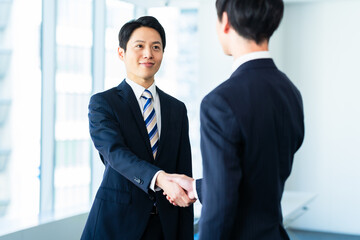 握手するビジネスマン