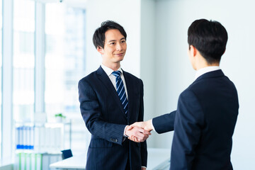 握手するビジネスマン