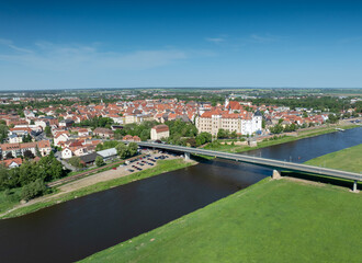 Panorama Luftbild der Stadt Torgau an der Elbe mit Schloss Hartenfels und historischer Altstadt in Sachsen, Deutschland