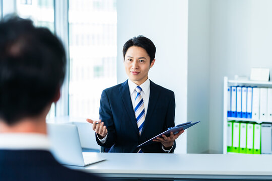 オフィスで面談するビジネスパーソン