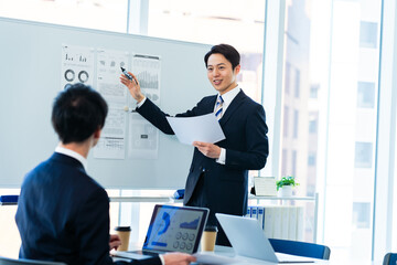会議室で打ち合わせするビジネスパーソン