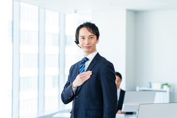オフィスで働く日本人男性のオペレーター