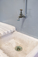Oude vintage messing kraan boven wasbak.