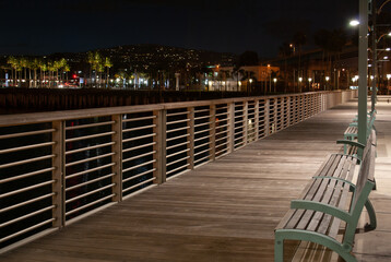 Obraz premium Wooden benches located side by side at a scenic waterfront pier