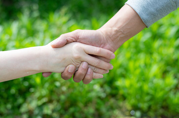 手を繋ぐ二人