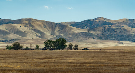 Obraz premium Picturesque meadow near a range of mountains in the background in the United States