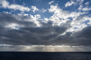 Ein spektakulärere Sonnenaufgang über dem Atlantik, die Sonnenstrahlen durchbrechen die Wolken