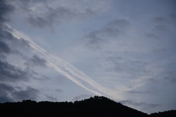 SCIE DI CONDENSAZIONE RILASCIATE DAGLI AEREI DI LINEA DURANTE IL VOLO,GIFFONI VALLE PIANA,SUD ITALIA,15 MAGGIO 2024.