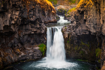 Fototapeta na wymiar White River Falls in White River Falls State Park, near Maupin, Oregon