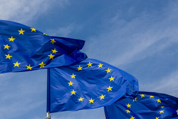 Europafahnen vor dem Berlaymont-Gebäude in Brüssel. Dieses Geäbude ist der Sitz der Europäischen Kommission. Es liegt am den Robert-Schuman-Kreisel in Laufweite vom Europaparlament. © Ardan Fuessmann