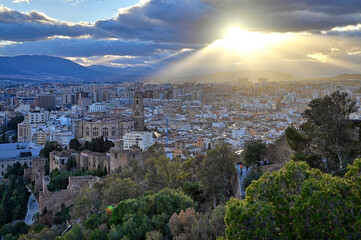 Dramatische Wolken &uuml;ber M&aacute;laga im Sonnenuntergang  