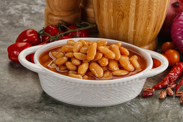 Canned beans in tomato sauce