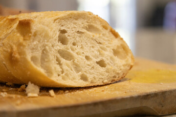 a loaf of bread is sitting on a cutting board near the knife