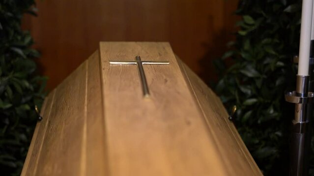 Sarg mit Kreuz geschm&uuml;ckt