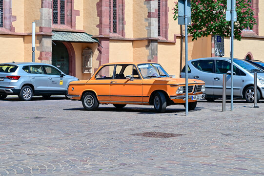Oldtimer BMW 1802 der 02-Serie Typ 114, E6, E10, E20, 1502, 1602, 2002 in orange im Originalzustand der 1960er und 1970er Jahre mit deutschen Kennzeichen, Karlstadt am Main, Bayern, Deutschland