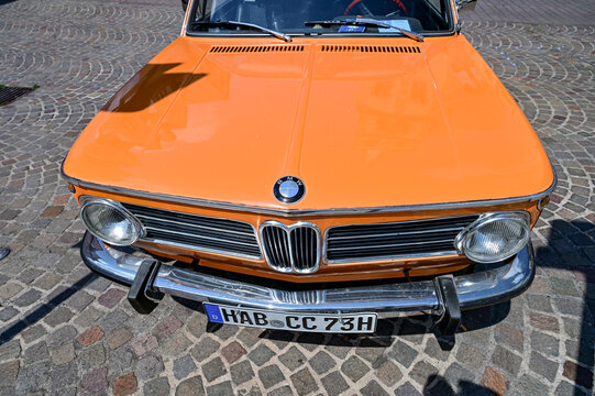 Oldtimer BMW 1802 der 02-Serie Typ 114, E6, E10, E20, 1502, 1602, 2002 in orange im Originalzustand der 1960er und 1970er Jahre mit deutschen Kennzeichen, Karlstadt am Main, Bayern, Deutschland
