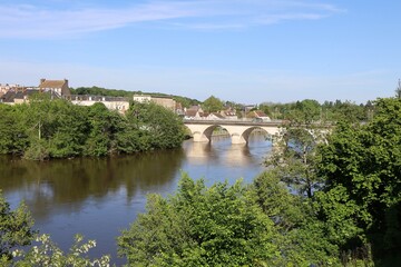 Obraz premium Pont sur la rivière la Creuse, ville de Le Blanc, département de l'Indre, France