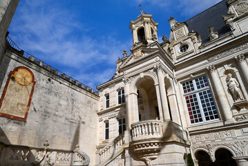 Entrée de la mairie de La Rochelle vue de la cour intérieure