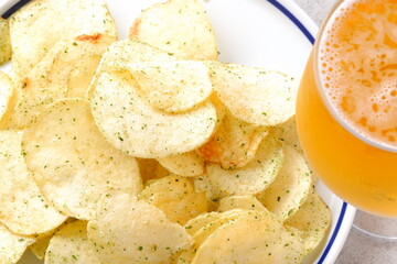 のり塩味のポテトチップスと、よく冷えたビールのグラス
