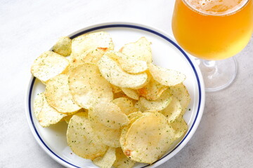 のり塩味のポテトチップスと、よく冷えたビールのグラス

