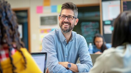 Fototapeta premium A man standing and smiling at a diverse group of individuals in a classroom setting.