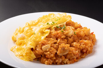 オムライス　（ふわとろ卵とチキンライス）