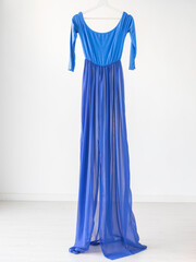 Vestido femenino azul de manga larga