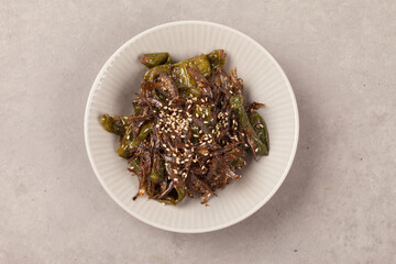   A term used to refer to green peppers that are wrinkled in shape.