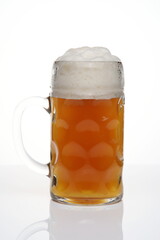 Bier Masskrug mit Bier und wenig Schaum