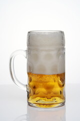 Bier Masskrug mit Bier und Schaum