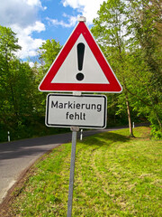 Sonderzeichen mit Ausrufezeichen und Zusatzsschild - Markierung fehlt