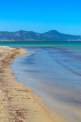 Plage déserte au printemps