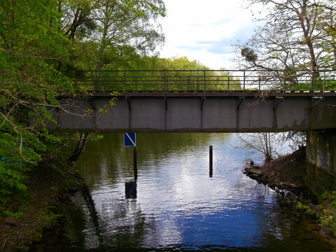 Eine alte Eisenbahnbr&uuml;cke &uuml;ber den Kanal