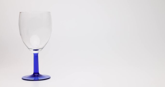 Prosecco eingiessen in Weinglas
