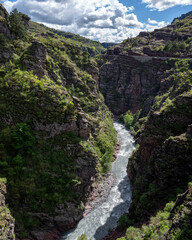 Panorama montagneux dans les Alpes-Maritimes des gorges de Daluis au printemps