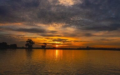 Naklejka premium Northern California Delta near Isleton, Ca. sunrise in cloudy sky