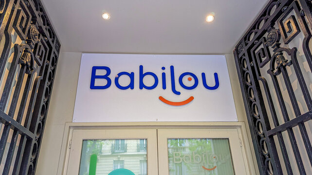 Paris, France - 15 mai 2024: Enseigne et logo d'une cr&egrave;che Babilou. Babilou est la marque commerciale en France des cr&egrave;ches d&rsquo;entreprises et de collectivit&eacute;s de la soci&eacute;t&eacute; Evancia S.A.S