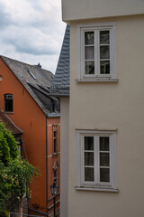 Stadtansichten Details, Altstadt Marburg, Fenster Hausfront teils morbide