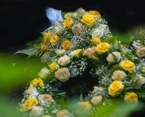 Blühendes im Park, gelbe Rosen Trauerkranz